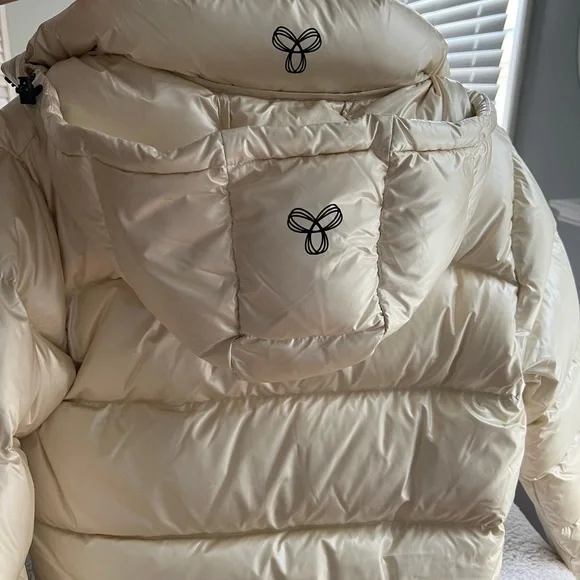 COPY - Aritiza super puffer (SHORTY) cropped jacket in cream - Picture 2 of 3